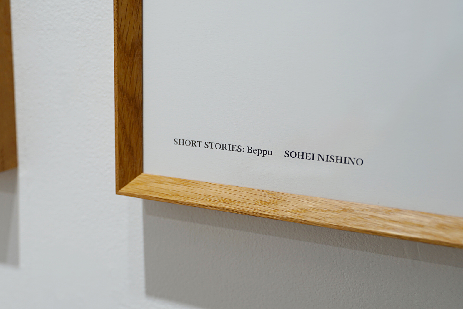 西野壮平「SHORT STORIES: Beppu」のポスター用の特注額